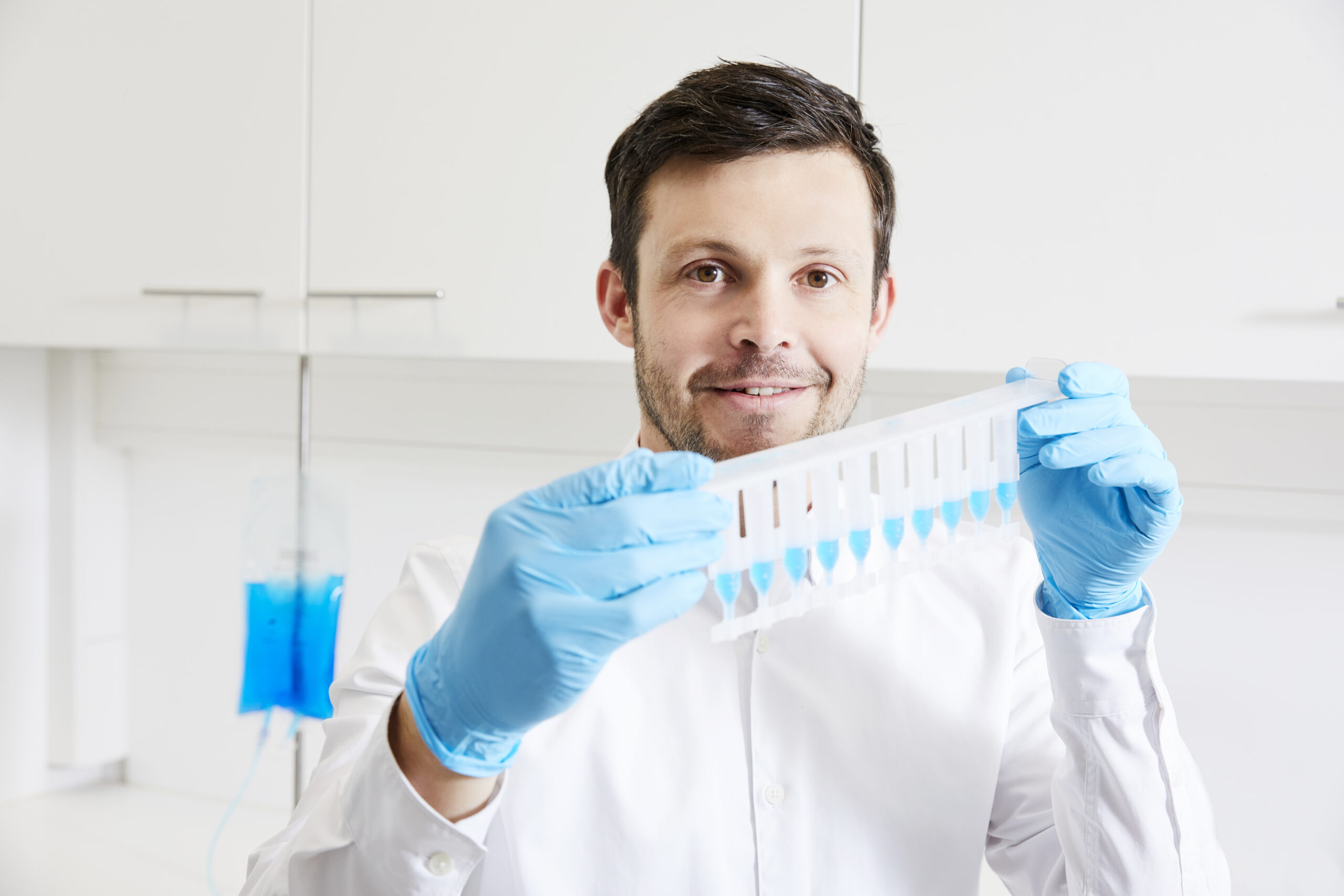Clemens Troschl (Head of Innovation & Technology bei on point medicals), who is mainly responsible for the Jetrail® - customized and safe aliquoting of blood serum project
